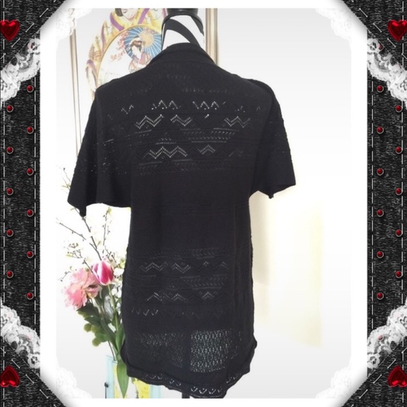 Super Cute Black Short Sleeve Knit Top - Picture 4 of 6